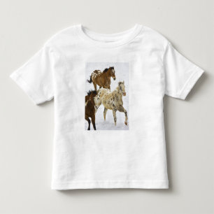 Big Horn Mountains, Pferde laufen im Schnee Kleinkind T-shirt