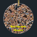 Big Island Beach & Sand Keramik Ornament<br><div class="desc">Ein einzigartiges Geschenk oder Sake für den hawaiianischen Reisenden. Der schwarze Lava-Felsen am Strand und der wunderschöne Sand auf diesem zweiseitigen Zierwerk nah. Der Name und das Datum des Jahres können angepasst werden.</div>