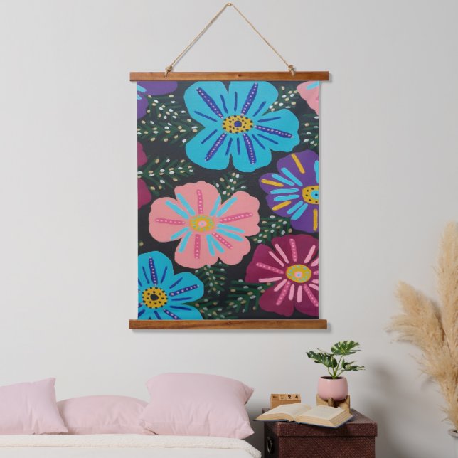 Big Pastel-Blume auf schwarz Wandteppich Mit Holzrahmen (Schlafzimmer)