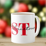 Big Red Initials & Merry Christmas 11oz Classic Kaffeetasse<br><div class="desc">"Frohe Weihnachten" in einem modernen, eleganten Drehbuch und drei große Monogramm-Initialen in Rot schmücken diese fett-klassische 11oz-Kaffee-Tasse. Große Kapazität für warme oder kalte Getränke. Ändern Sie die Initialen einfach mithilfe der bereitgestellten Vorlage. Großer Raum für hyphenisierte Initialen. Auch in 15oz und anderen Tasse-Stilen erhältlich. Weitere Informationen finden Sie unter "Über...</div>