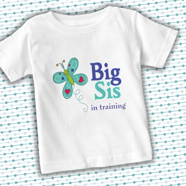 Big Sis Niedlich Whimsical Butterfly Baby T-shirt (Replace "in training" with a name or other text of your choosing.)