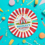 Big Top Circus Karneval 1. Geburtstag Pappteller<br><div class="desc">Feiern Sie stilvoll mit diesen lustigen und trendigen 1. Geburtstagszeitung-Tellern. Das Design ist leicht mit Ihrer eigenen Formulierung zu personalisieren und Ihre Familie und Freunde werden begeistert sein,  wenn sie diese fabelhaften Party-Teller sehen.</div>