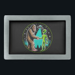 Bigfoot Alien Alliance - Funny Scifi Cryptid Rechteckige Gürtelschnalle<br><div class="desc">Treten Sie ein in eine Welt, in der das Außergewöhnliche mit diesem faszinierenden Design auf das Unerklärte trifft. Im Herzen des Bigfoot breitet sich ein legendärer Bigfoot eine freundliche Hand auf eine Alien aus, die beide im ätherischen Glanz eines UFO’s Strahlen gebadet wird. Set vor dem Hintergrund eines ruhigen Kiefernwaldes...</div>