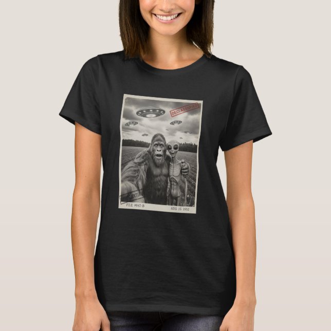 Bigfoot Alien Selfie UFO Funny Surprised Meme Men  T-Shirt (Vorderseite)
