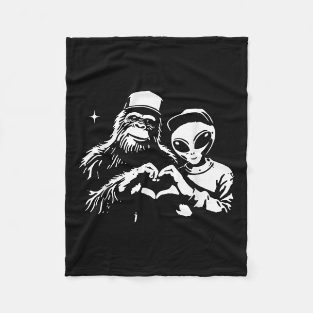 Bigfoot and Alien Heart Hands Funny Valentines Big Fleecedecke (Vorderseite)