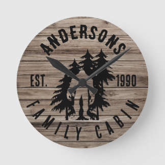Bigfoot Cabin Rustic Wood Family Individuelle Name Runde Wanduhr