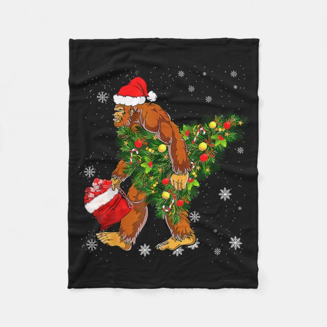Bigfoot Carrying Christmas Tree Sasquatch Believer Fleecedecke (Vorderseite)