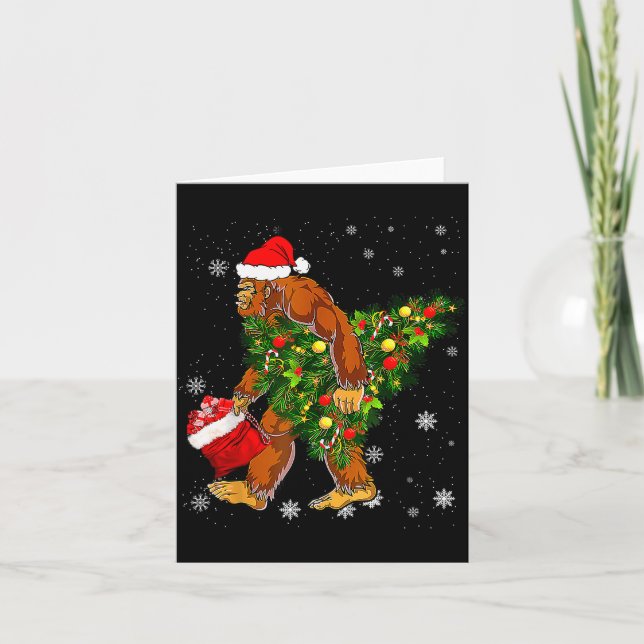 Bigfoot Carrying Christmas Tree Sasquatch Believer Karte (Vorderseite)