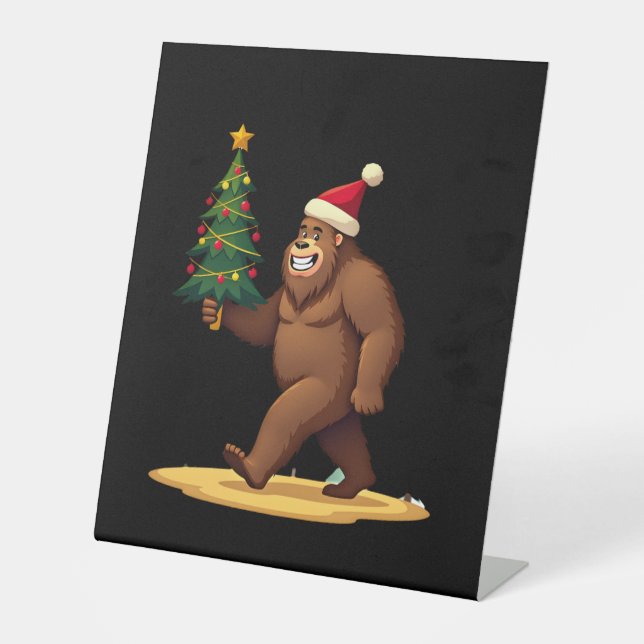 Bigfoot Christmas Tree Santa Hat (1) Sockelschild (Vorderseite)