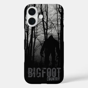 Bigfoot Country Adventure - Mysteriöser Wald iPhone 16 Hülle