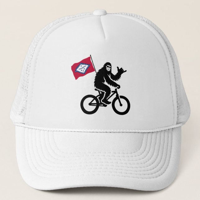 Bigfoot Cycling Arkansas Flag Truckerkappe (Vorderseite)