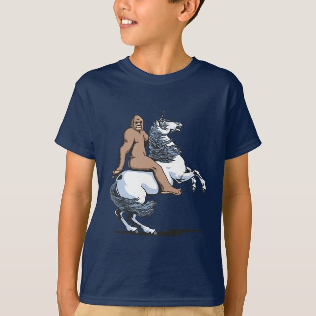 Bigfoot, der ein Einhorn reitet T-Shirt (Vorderseite)