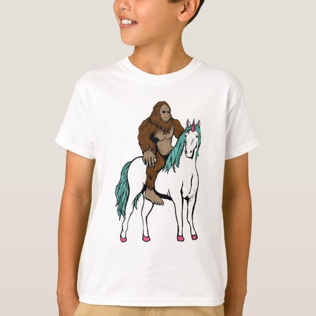 Bigfoot, der ein Einhorn reitet T-Shirt (Vorderseite)