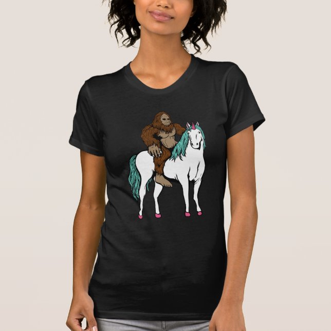 Bigfoot, der ein Einhorn reitet T-Shirt (Vorderseite)