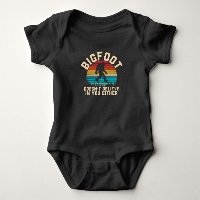 Bigfoot Doesn't Believe in you | Bigfoot Retro Baby Strampler (Vorderseite)