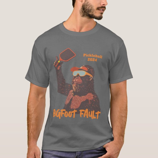 Bigfoot Fault Pun Funny Pickleball T-Shirt (Vorderseite)