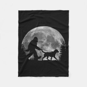 Bigfoot führt einen Hund Labrador Retriever Dad Mo Fleecedecke