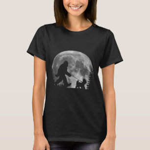 Bigfoot führt einen Hund lustige Yorkie-Liebhaber  T-Shirt