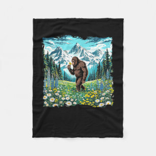 Bigfoot geht in Blumenfeld Wald Sasquatch Fleecedecke