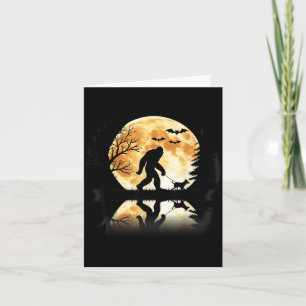 Bigfoot geht mit Hund lustiger Halloween-Mond Karte