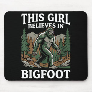 Bigfoot-Gläubiger Mädchen Sasquatch-Wald-Kryptid f Mousepad