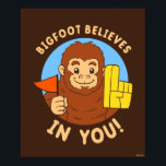 Bigfoot glaubt an dich poster<br><div class="desc">"Bigfoot glaubt in You" Die von bCreative entworfene Bigfoot Grafik zeigt Bigfoot, wie er dich anfeuert, indem er seine Fahne und den Schaumfinger winkt! Das ist ein tolles Geschenk für Familie, Freunde oder eine Leckerei für sich! Diese lustige Grafik ist eine großartige Ergänzung zu jedem Stil: bCreative ist ein führender...</div>
