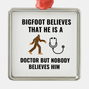 BIGFOOT GLAUBT, ER IST ARZT ORNAMENT AUS METALL