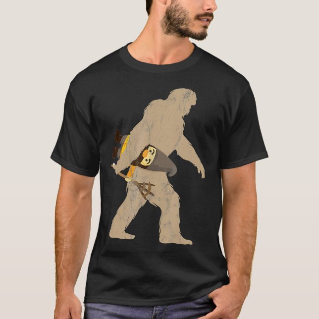 Bigfoot Gnome Carry Gnome Funny Gift T-Shirt (Vorderseite)