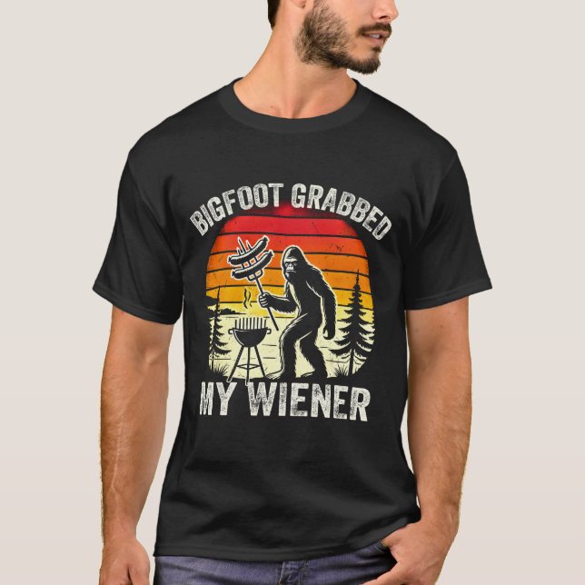 Bigfoot Grabbed Meine Dackel T-Shirt (Vorderseite)