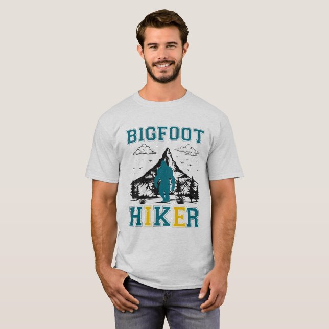 Bigfoot Hiker: Entfesseln Sie Ihren Inner Explorer T-Shirt (Vorne ganz)