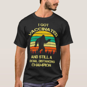 Bigfoot I Got geimpfte und soziale Distanzierung C T-Shirt