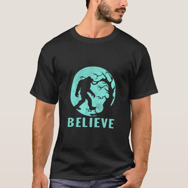 Bigfoot in Moon Light glauben T-Shirt (Vorderseite)