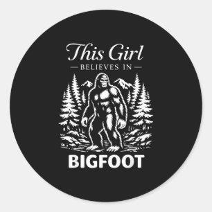 Bigfoot-Mädchen Anhänger Sasquatch Kryptid Wald Runder Aufkleber