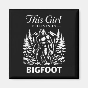 Bigfoot-Mädchen, das an Sasquatch-Cryptid im Wald Magnet