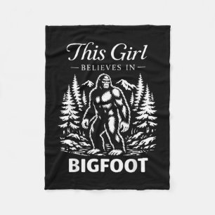 Bigfoot-Mädchen-Gläubiger Sasquatch-Kryptid-Wald Fleecedecke