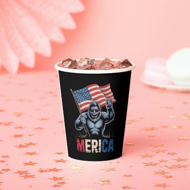 Bigfoot Merica Rock American Flag Patriotic Pappbecher (Insitu)
