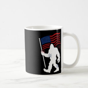 Bigfoot mit amerikanischer Flagge am 4. Juli für H Kaffeetasse
