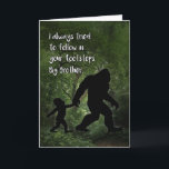 Bigfoot mit Child Birthday für Brother Karte<br><div class="desc">Diese berührende Geburtstagskarte für Ihren großen Bruder zeigt,  dass Bigfoot beim Gehen durch den Wald die Hand eines Kindes hält. Eine großartige Wahl für jeden,  der Sasquatch,  Yeti und Bigfoot mag.</div>