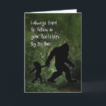 Bigfoot mit Child Birthday für Brother Karte<br><div class="desc">Diese berührende Geburtstagskarte für Ihren großen Bruder zeigt,  dass Bigfoot beim Gehen durch den Wald die Hand eines Kindes hält. Eine großartige Wahl für jeden,  der Sasquatch,  Yeti und Bigfoot mag.</div>