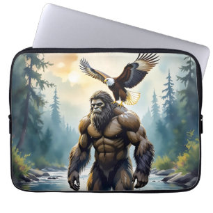 Bigfoot mit einem Adler auf der Schulter Laptopschutzhülle