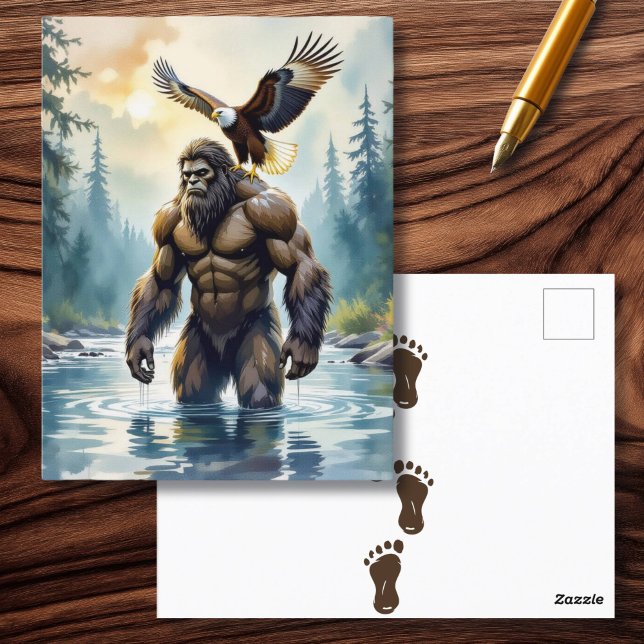 Bigfoot mit einem Adler auf der Schulter Postkarte (Von Creator hochgeladen)