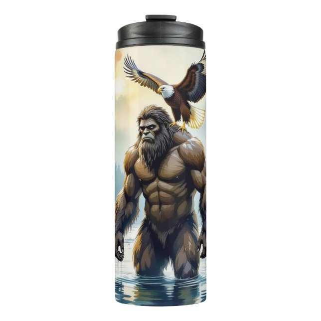 Bigfoot mit einem Adler auf der Schulter Thermosbecher (Vorderseite)