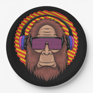 Bigfoot mit einer Techno-Brille und einem Kopfhöre Pappteller
