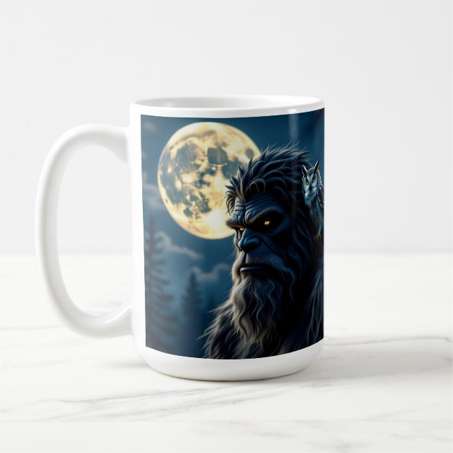 Bigfoot mit leuchtenden Augen und Eule auf der Sch Kaffeetasse (Links)