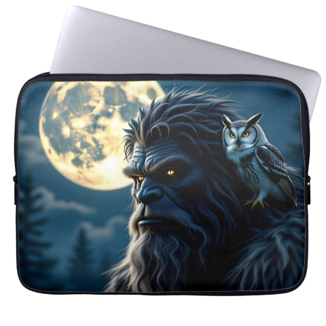 Bigfoot mit leuchtenden Augen und Eule auf der Sch Laptopschutzhülle (Vorderseite)