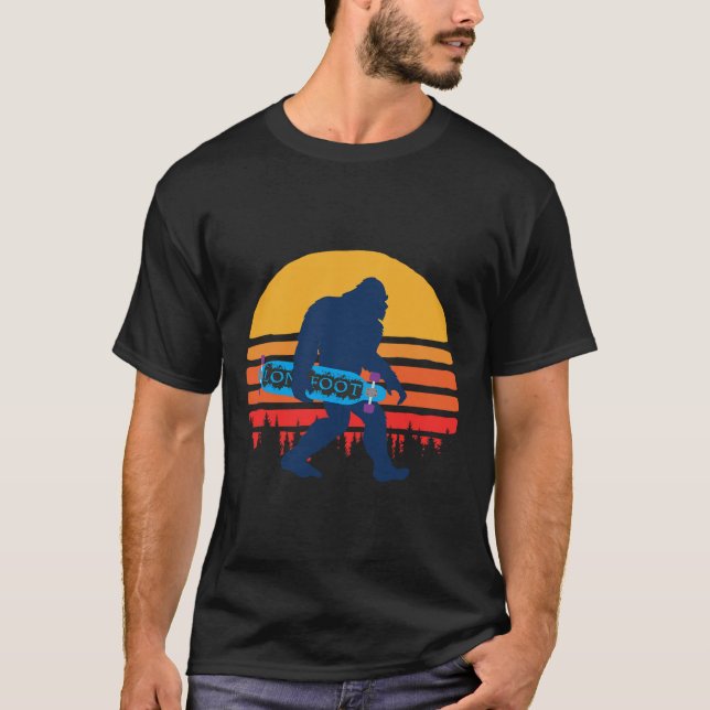 Bigfoot mit Longboard - Skateboarding  T-Shirt (Vorderseite)