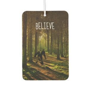 Bigfoot mit Tennis Racquet im Wald Autolufterfrischer