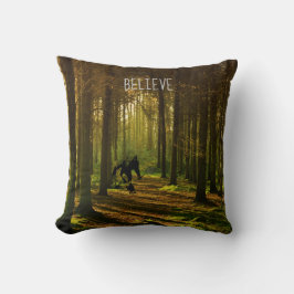 Bigfoot mit Tennisschläger und Text im Wald Kissen