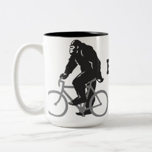 Bigfoot monte la tasse