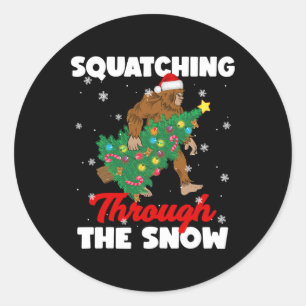 Bigfoot quatschen durch den Schnee Sasquatch Chri Runder Aufkleber